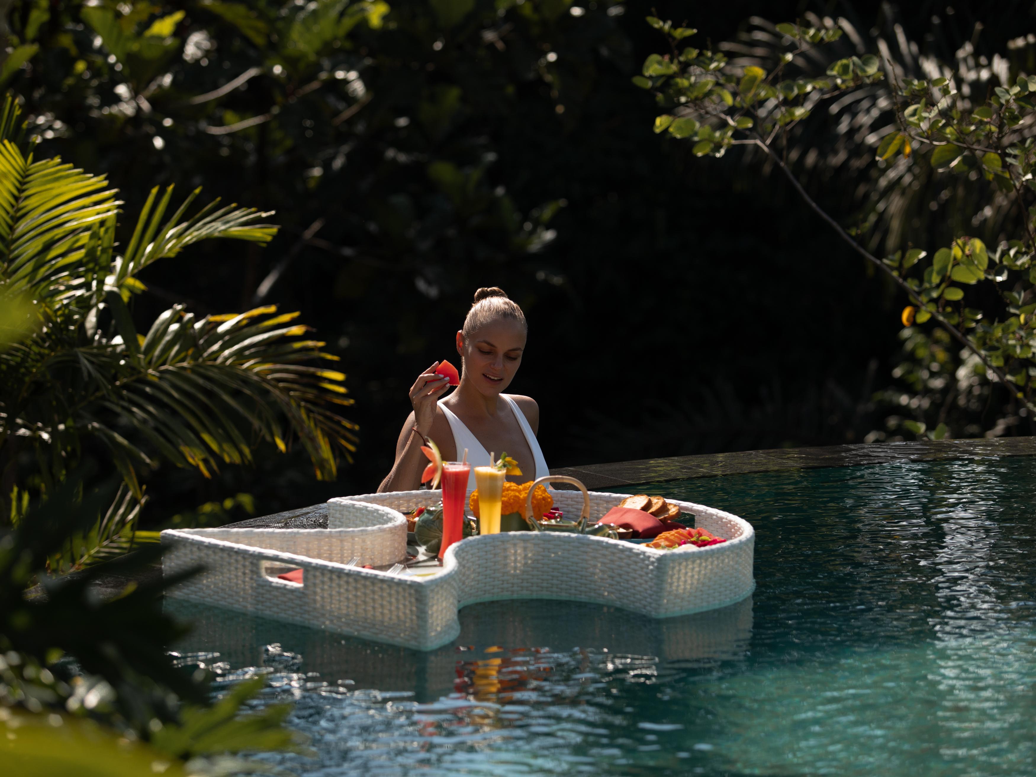Adiwana Suweta Hotel Убуд Екстериор снимка Floating breakfast at Alila Villas Uluwatu