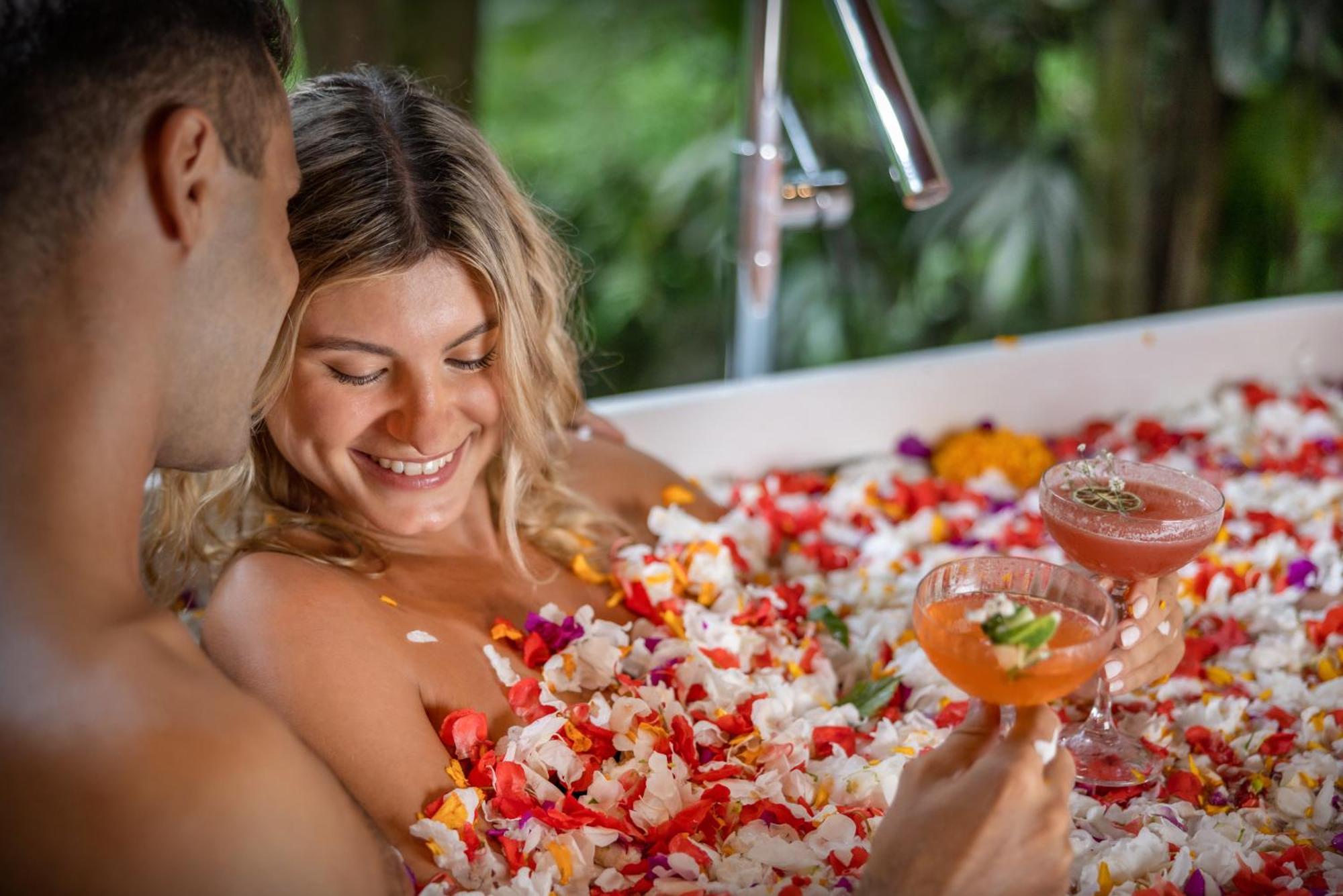 Adiwana Suweta Hotel Убуд Екстериор снимка A couple in a flower bath